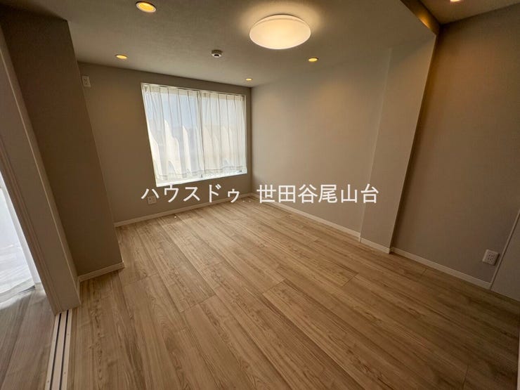 12.0帖のゆとりあるLDK。最上階・8階ならではの開放感があり、洋室とつなげて使えばさらに広がりのある空間になります。
