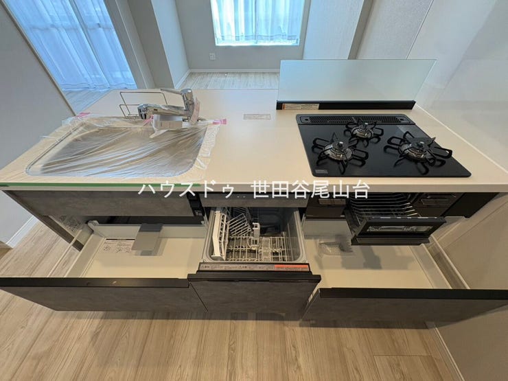 収納豊富で調理器具もすっきり片付くダイニングキッチン。3口コンロを備え、複数の料理も同時に進められる使い勝手の良さが特徴です。