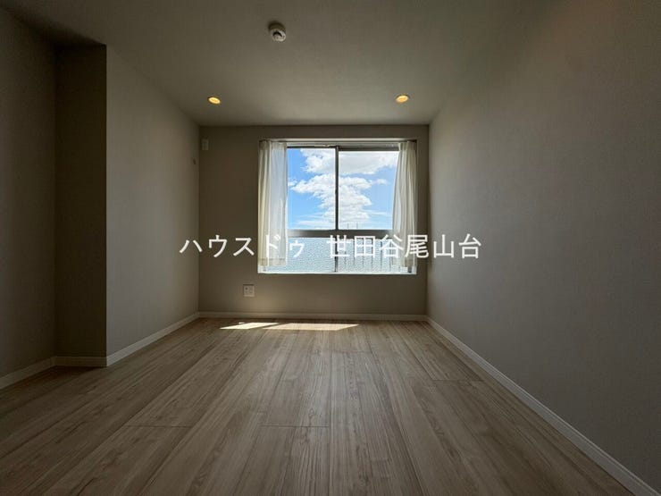 窓を開ければ8階の開放感のある眺望が眼前に広がります。