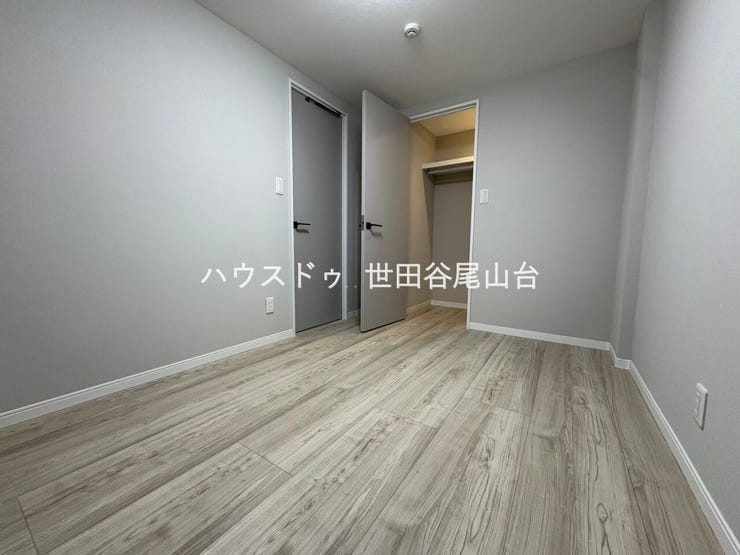 6.0帖の洋室。大容量のウォークインクローゼット(WIC)付きで、衣類や荷物をすっきり収納できます。