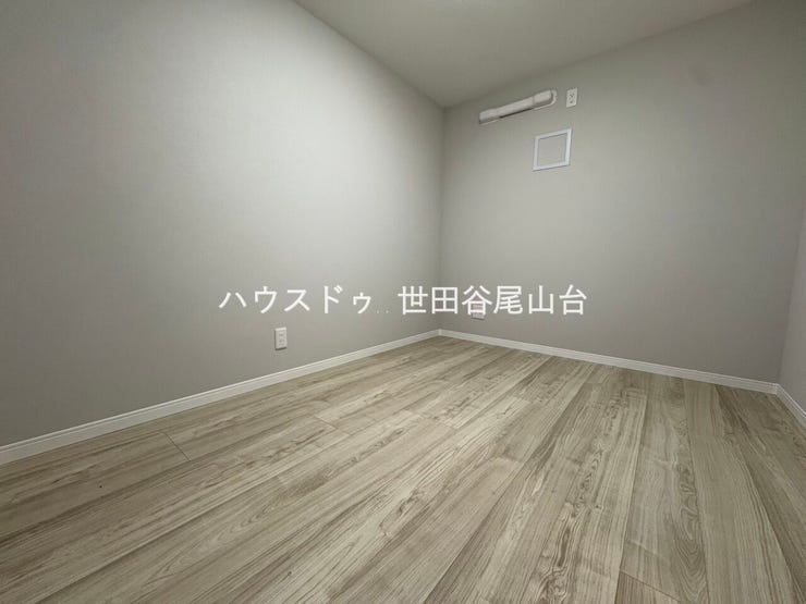 奥行きもある静かな空間の洋室はm寝室としても使いやすい間取りです。