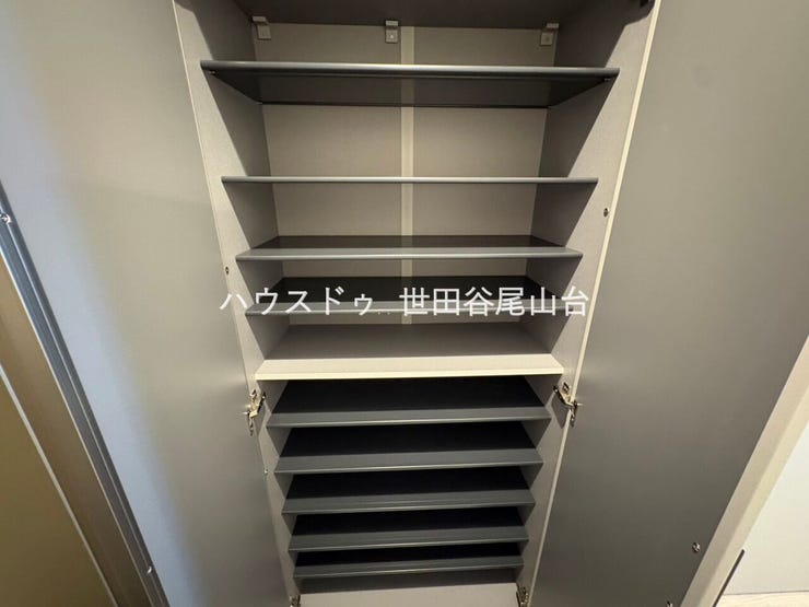 玄関には棚数の多いシューズボックスを備え、靴類をすっきり収納可能です。