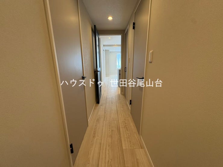廊下は落ち着いた内装で、各居室へつながるすっきりとした動線が便利です。