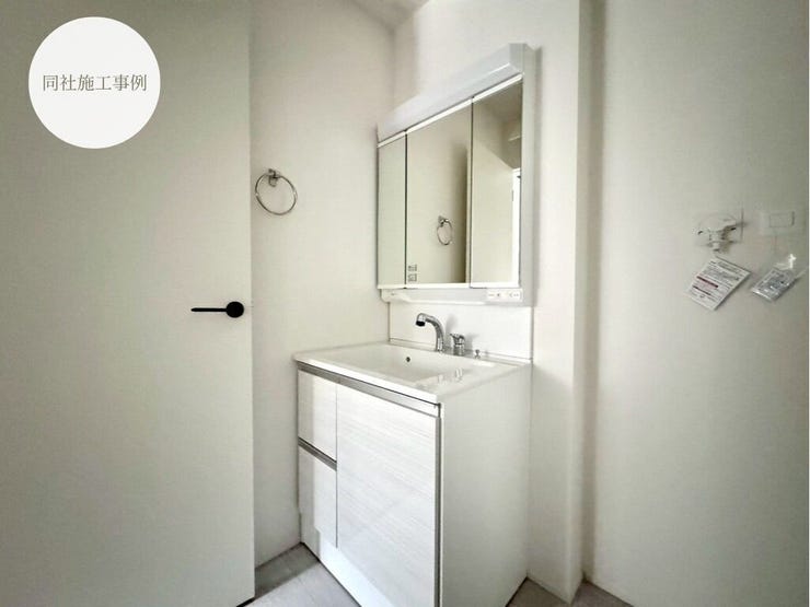【Washroom】毎朝の準備がスムーズに。広めの洗面台と収納が使いやすい洗面所です。