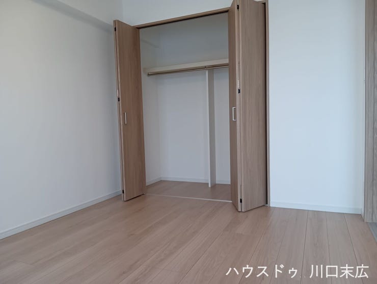 衣類をシワなく保管できるハンガーパイプと、小物の整理に便利な枕棚を備えたクローゼット。居住空間に物が溢れるのを防ぎ、美しい住まいを維持します。