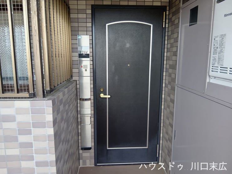 落ち着いた色合いの玄関ドア。防犯性に配慮された堅牢な造りで、住まうご家族の安全で快適な暮らしをしっかりと守ります。