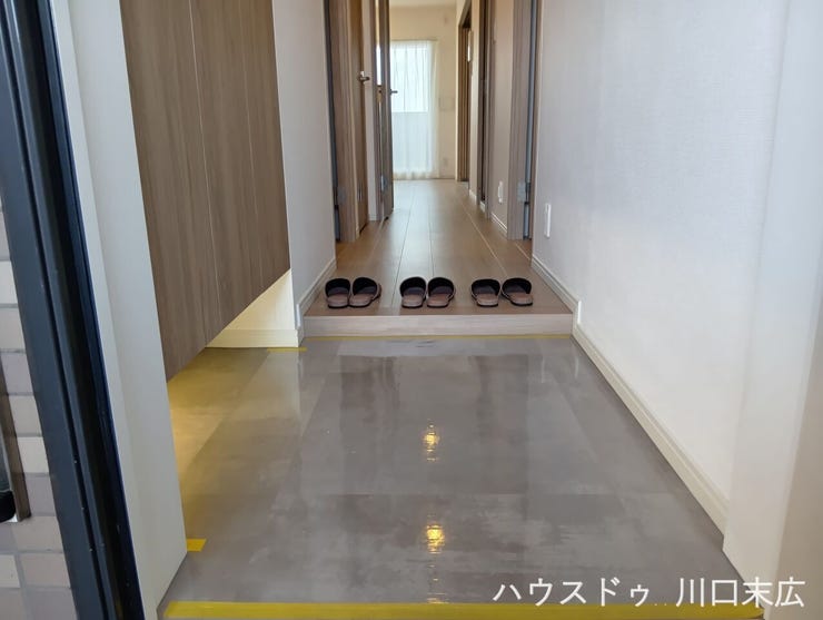 居住空間へと続く、木目の質感が美しいフローリングを採用した廊下。段差を抑えたフラットな設計で、日々のスムーズな生活動線を確保します。