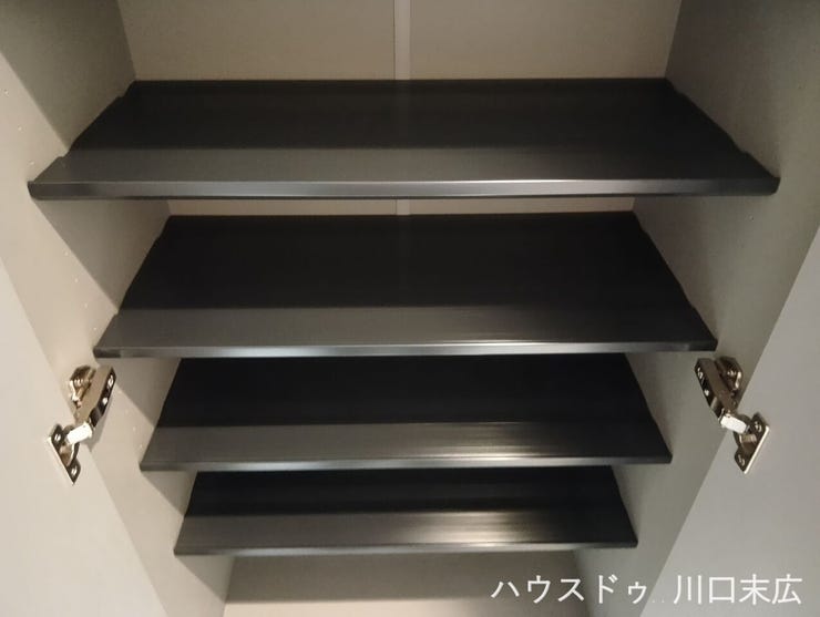 収納するアイテムに合わせて高さを調整できる機能的な可動棚。多様なサイズの靴をすっきりと整理し、エントランス空間を美しく保ちます。