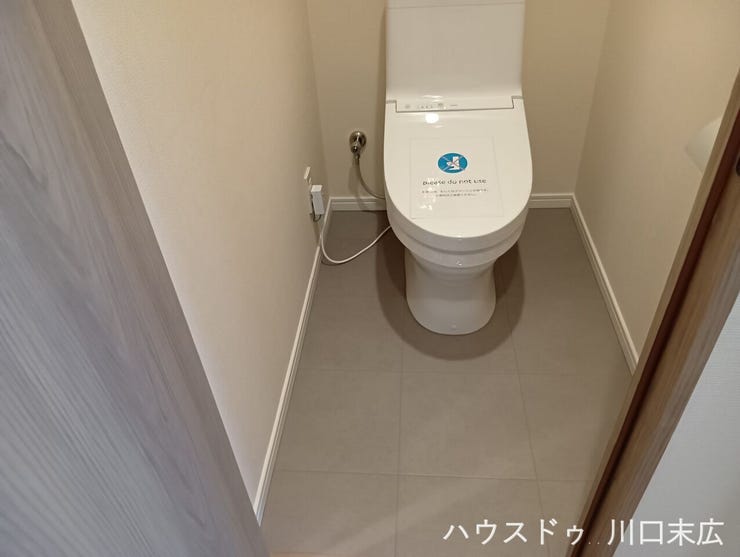 手洗い機能を備えた温水洗浄便座付きのトイレ空間。凹凸の少ないプレーンなフォルムで、日々の拭き掃除などのメンテナンスもスムーズに行えます。