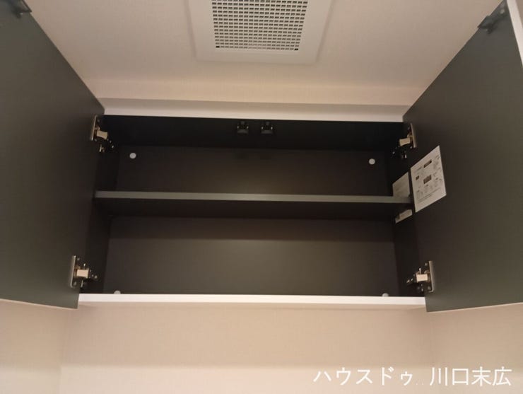 トイレ上部には、トイレットペーパーなどのストック品を収納できる吊り戸棚を設置。生活感を抑え、すっきりと整った空間を維持します。