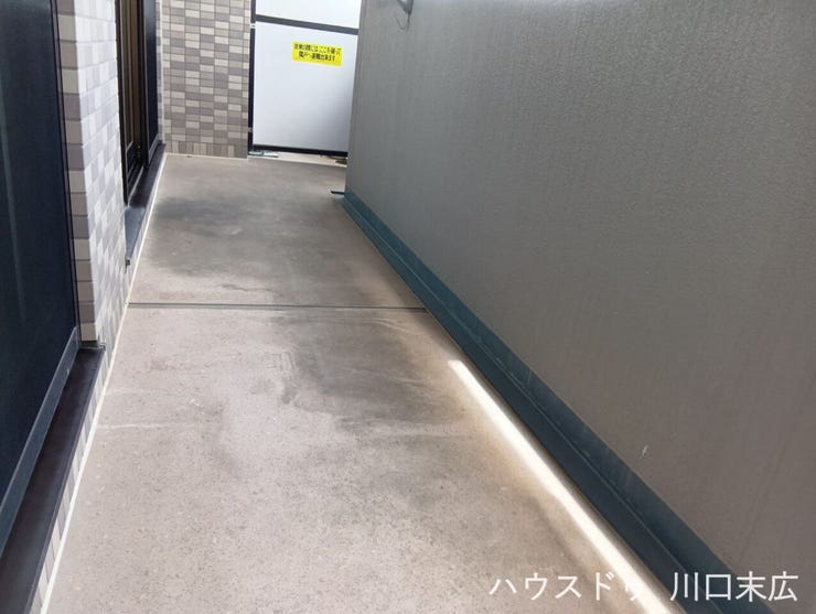 お手入れがしやすく清潔感のあるバルコニー。日々の洗濯物や布団などを干すスペースとして活躍する、機能的な外部空間です。