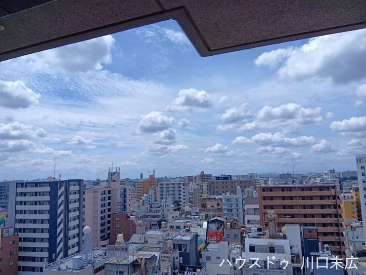 バルコニーからの眺望。周囲の建物との適度な距離感が保たれており、日々のちょっとした気分転換やリラックスタイムに寄り添うプライベートな景色です。