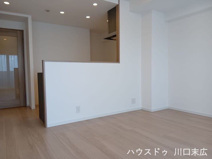 ご家族が自然と集まる居心地の良いリビング空間。多彩なインテリアに調和するプレーンな内装で、穏やかな寛ぎの時間を美しく演出します。