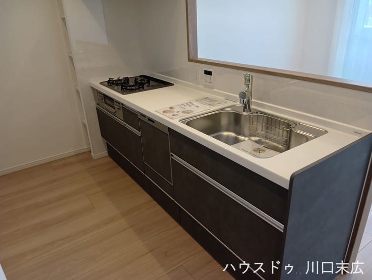 空間に美しく調和する対面式システムキッチン。機能的な収納と作業スペースを備え、毎日の調理や後片付けをスムーズにサポートします。