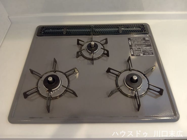 複数のお料理を同時進行で効率よく作れる3口ガスコンロ。温度センサーを搭載しており、毎日の家事をより安全かつ快適にサポートする頼もしい設備です。