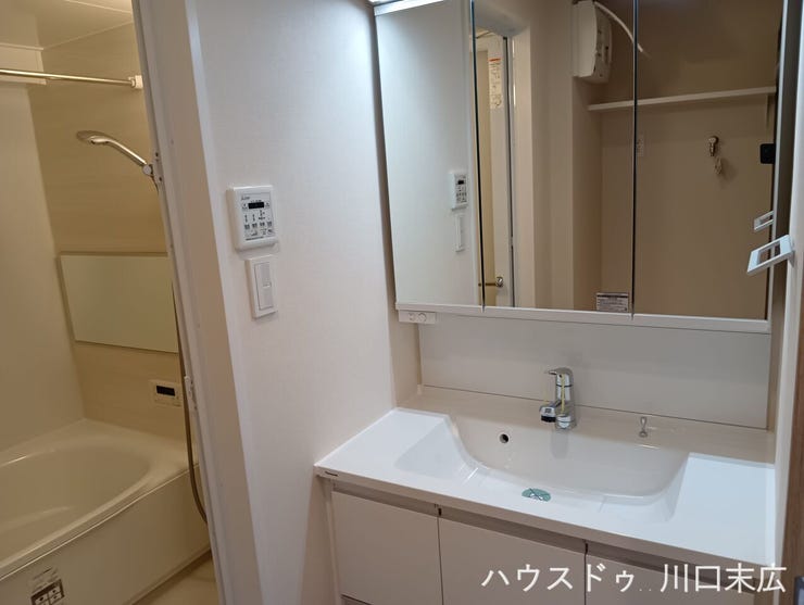 収納力に優れた三面鏡と広々とした洗面ボウルを備えた洗面化粧台。日々の身支度を快適にサポートし、洗練されたサニタリー空間を演出します。