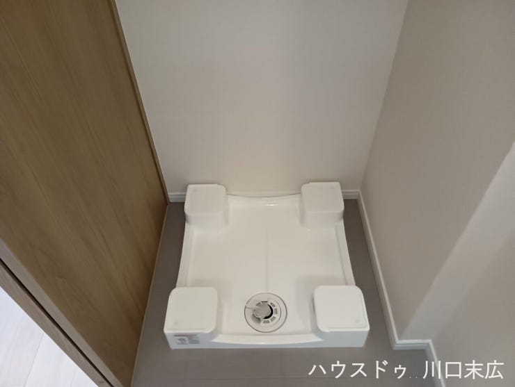 室内設備として防水パンを標準装備した洗濯機置場。万が一の水漏れリスクを軽減し、毎日のランドリーワークを安全かつスムーズに行えます。