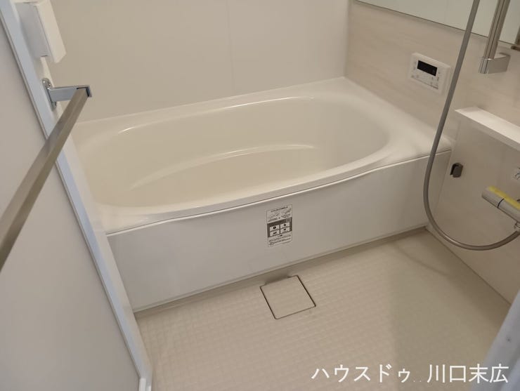 ゆったりと足を伸ばして寛げるなめらかなフォルムの浴槽。段差が少なくお手入れがしやすい設計で、毎日の快適なバスタイムを清潔にサポートします。