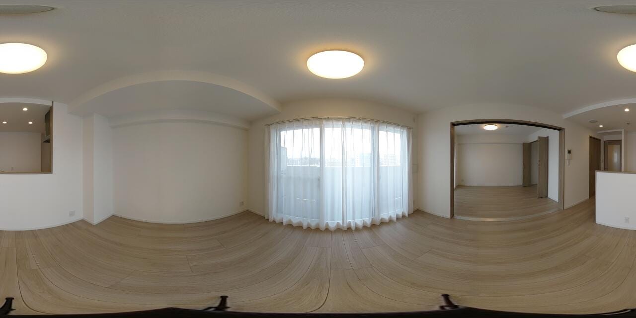 木の温もりを感じるフローリングが広がる居室。隣接する空間とシームレスに繋がる建具を備え、多様なライフスタイルに合わせて柔軟に活用できる生活の中心となる空間です。