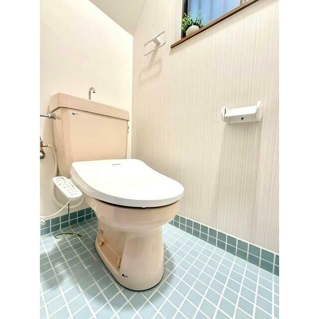 【トイレ】
●【清潔感のある温水洗浄便座】小窓から自然光が入る明るいトイレ空間。手洗い付きタンクやタオルフックも備えています。