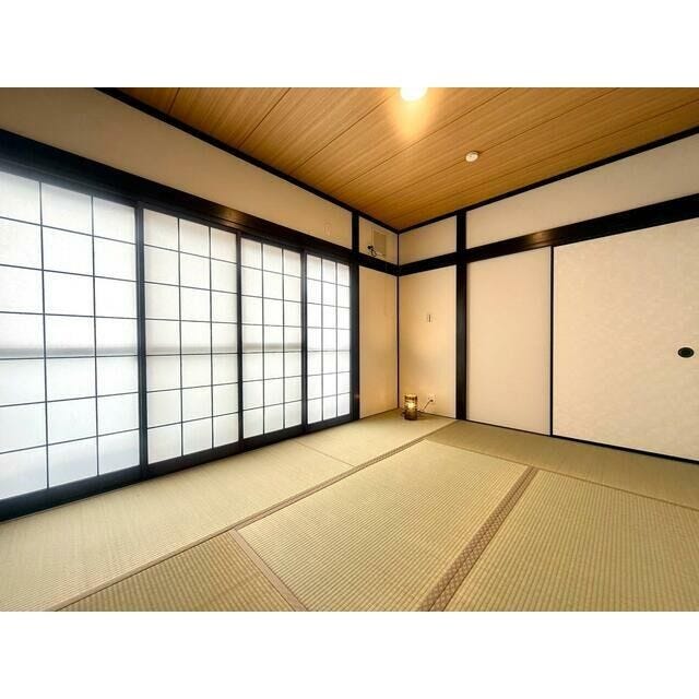 【和室】
●【落ち着きのある伝統的な和室】畳の香りに包まれる寛ぎの空間。2面から採光・通風がとれ、風通しの良い快適なお部屋です。