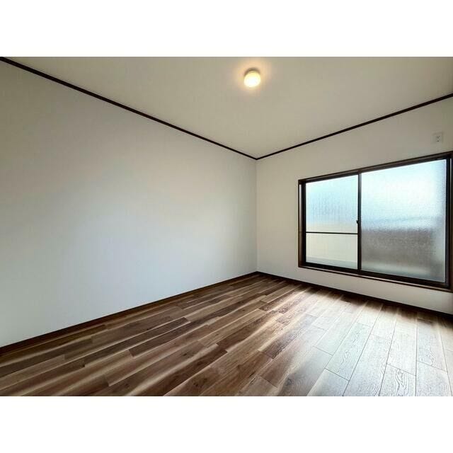 【洋室】
●【木目の温かみを感じる洋室】シックなフローリングが魅力的なお部屋。シンプルな形状で家具配置もしやすく、子供部屋や寝室にぴったりです。