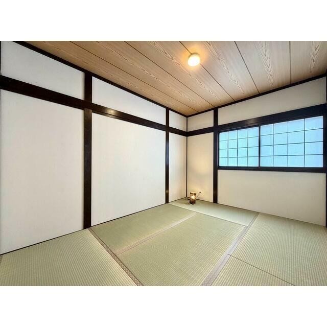 【和室】
●【明るく開放感のある和室】障子からやわらかな光が差し込む心地よい空間。客間としてはもちろん、リラックス空間としても便利に使えます。