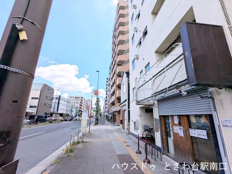歩道が整備された歩きやすい道のりで、近隣には小学校などの施設もあり落ち着いた雰囲気です。中板橋エリアの利便性を享受しながら、主要駅へのアクセスも軽快な、バランスの良い立地が魅力です。