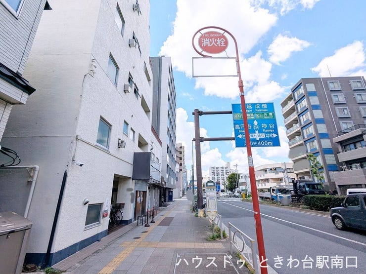 大通りに近い分かりやすい立地で、多方面への移動もスムーズな環境です。周辺の充実した施設がアクティブな毎日を支えます。