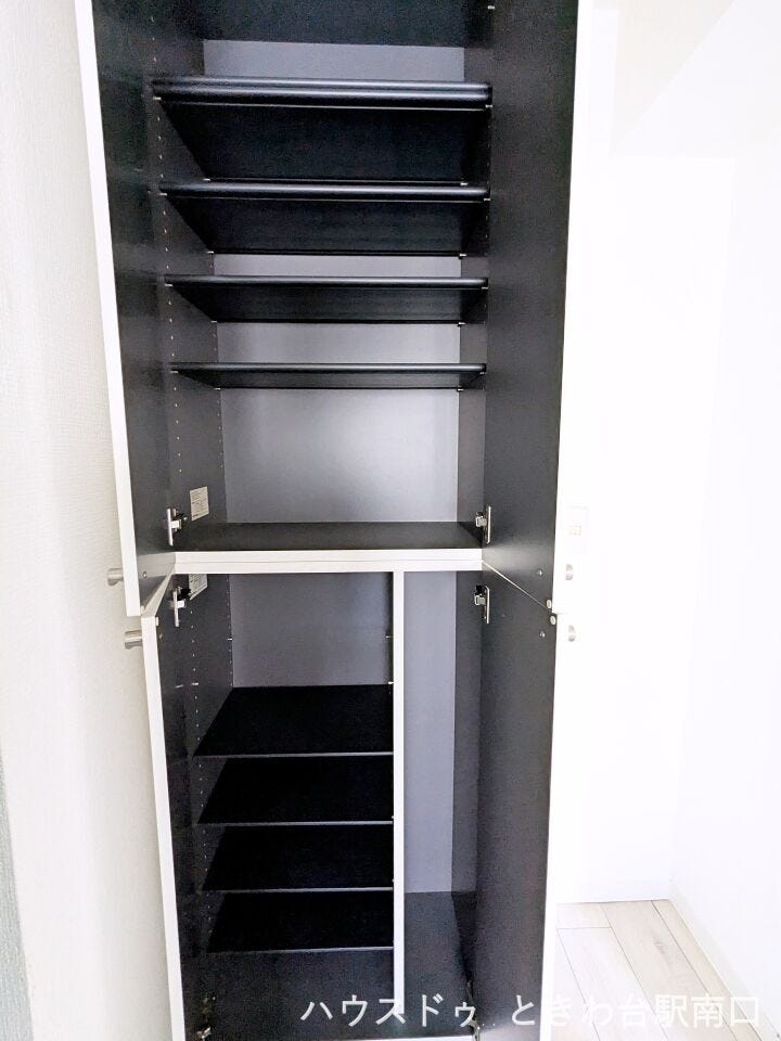 玄関横には、棚板の調整が可能な機能的な収納スペースを設けています。靴だけでなく日用品のストックなども効率よく整理でき、お部屋を広く使うための工夫が凝らされています。
