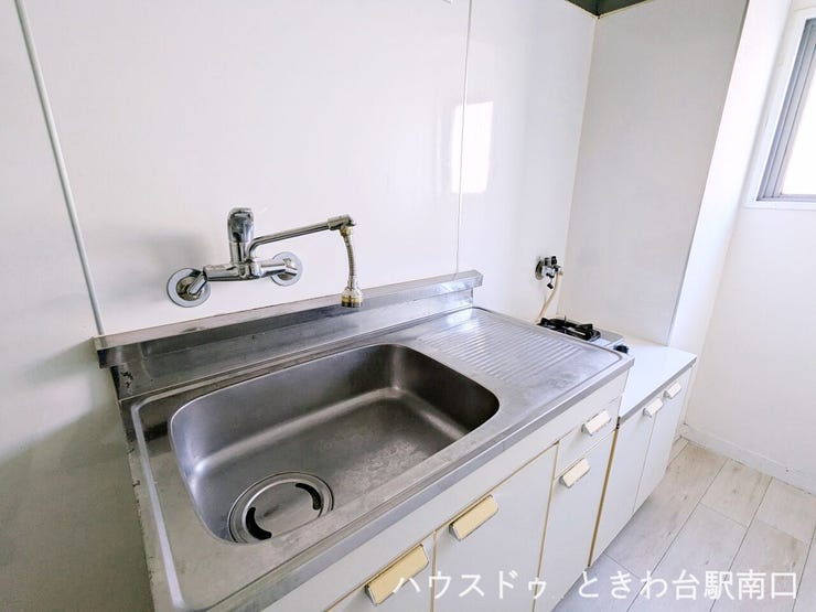 窓があり明るい光が差し込むキッチンです。お手入れのしやすいステンレスシンクを採用しており、コンパクトながらも効率よく家事が行える配置となっており、毎日の暮らしをサポートします。