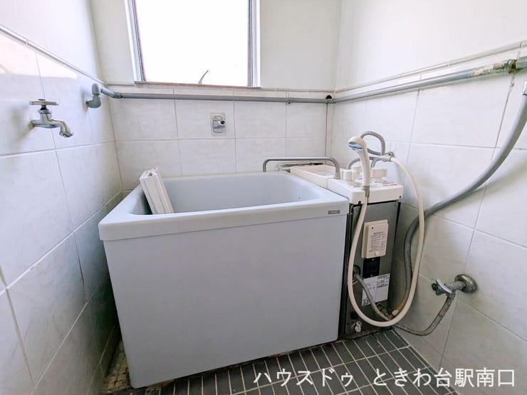清潔感のあるバスルームです。小窓があり、自然光が差し込む明るい空間で、日々の疲れをリフレッシュしていただけます。