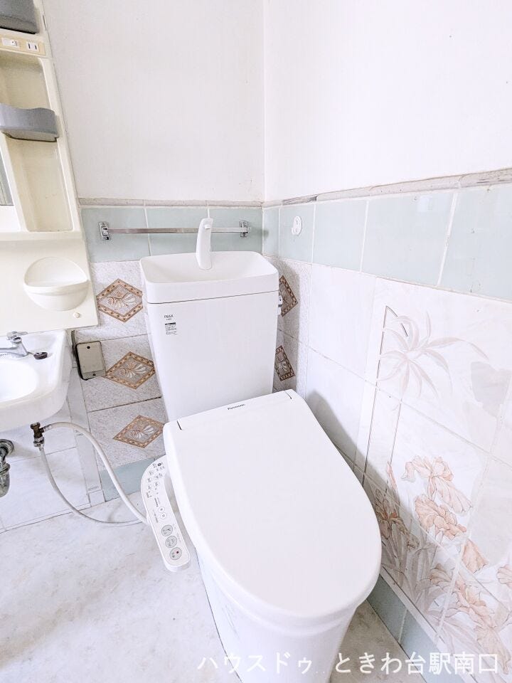 温水洗浄便座付きの清潔感あふれるトイレです。手洗い場が一体となった使い勝手の良いデザインで、日々の暮らしを快適にサポートします。