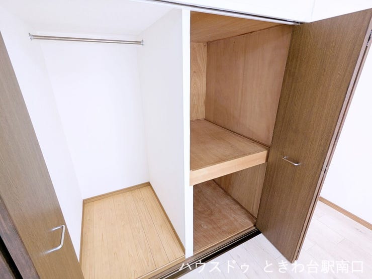 約14帖のゆとりある洋室には、ハンガーパイプ付きのクローゼットと棚付きの収納を完備。用途に合わせて荷物を整理しやすく、お部屋の居住スペースを有効に活用できる設計です。