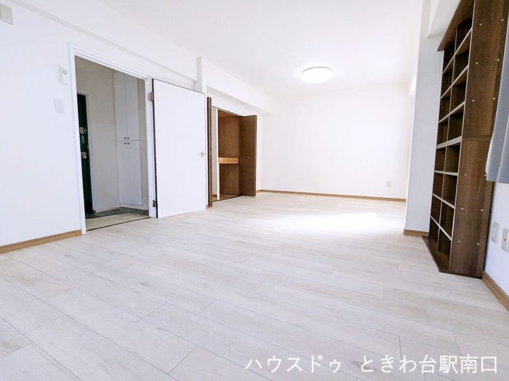 角住戸のため風通しも良く、開放感のあるお部屋です。東武東上線「中板橋」駅より徒歩8分の立地で、1Kの間取りながらゆったりとした一人暮らしの時間を満喫できる広さが確保されています。