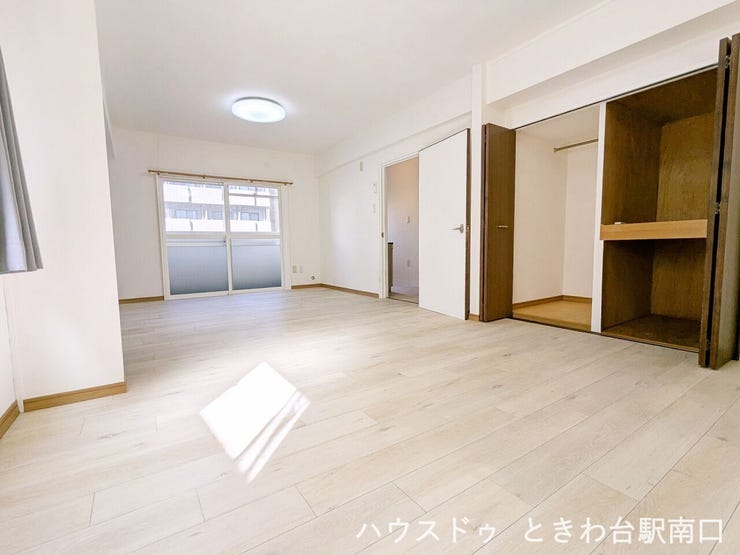 バルコニーに面した大きな窓から光が差し込む明るい室内。周辺にはコンビニやスーパーが徒歩圏内にあり、日々の買い出しにも便利な住環境です。暮らし心地を重視する方にも適したお部屋です。