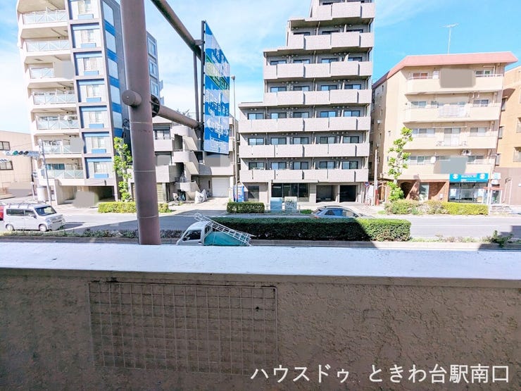 バルコニーからは周辺の街並みを見渡せます。徒歩2分のファミリーマートや徒歩6分のスーパー「オーケー」など、生活利便施設が身近に揃う、暮らしやすいロケーションが日々の生活を支えます。