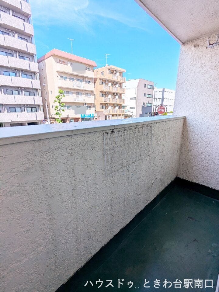 白を基調とした明るい印象のバルコニーです。中板橋駅とときわ台駅の2駅が利用可能で、周辺には飲食店も多く、オンもオフも充実した時間を過ごせる便利な環境が整っています。