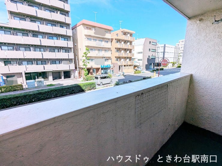 周辺は視界を遮る高い建物が少なく、心地よい風が吹き抜ける住環境です。33.03平米のゆとりある1Kタイプで、利便性の高い都心近接の暮らしを軽やかに楽しむことができます。