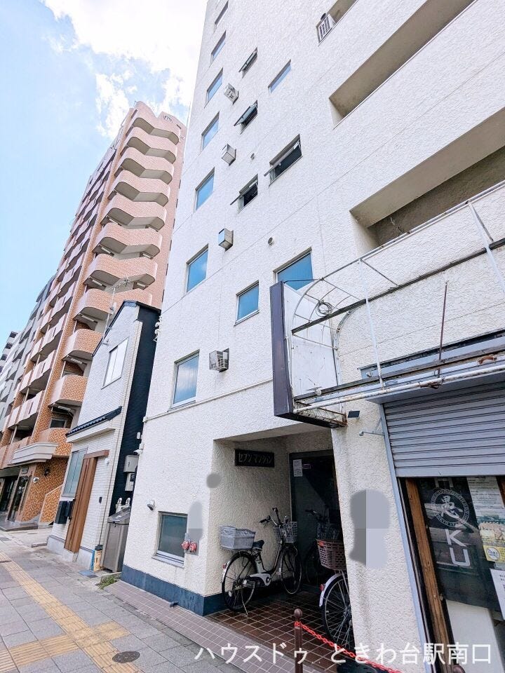 エントランス付近には駐輪スペースが設けられています。コンビニまで徒歩2分、スーパーまで徒歩6分と買い出しもスムーズです。