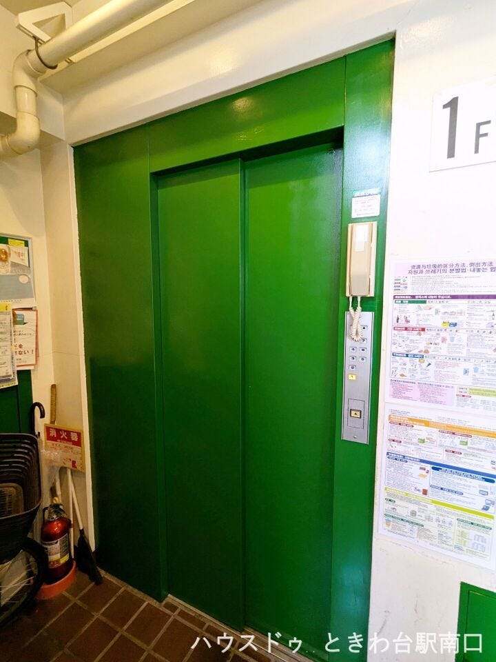 7階建てのマンション内にはエレベーターを設置。日々の暮らしをサポートする設備が整っています。鮮やかな扉のカラーが印象的です。