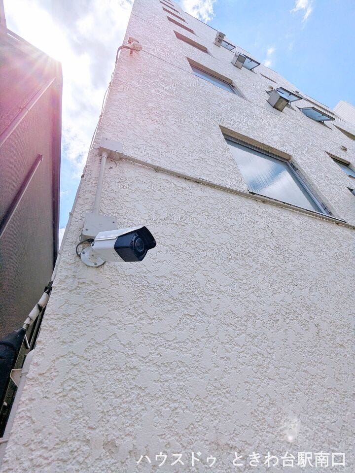 建物外壁には防犯カメラを設置し,
徒歩圏内にスーパーやコンビニが揃う、利便性の高い板橋区大谷口北町エリアの住まいです。