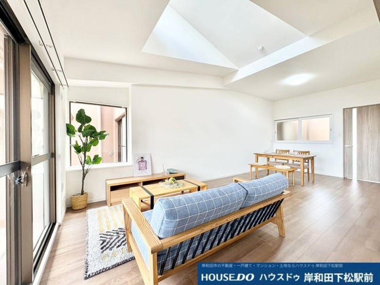 大きな窓からたっぷりと光が差し込む、明るく開放感あふれるリビングの同型写真です。洗練されたインテリアが映える心地よい空間が広がり、ご家族みんながゆったりとリラックスして素敵な時間を過ごせるお部屋です!