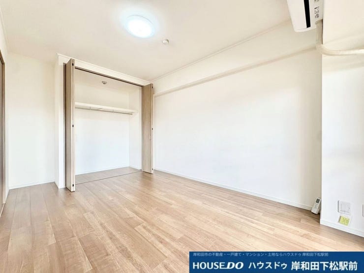 使い勝手の良いシンプルな洋室です。温かみのあるフローリングが心地よい空間を演出しており、収納スペースも備わっているためお部屋を広々と使えます。寝室や子ども部屋など多目的に快適にお使いいただけます!