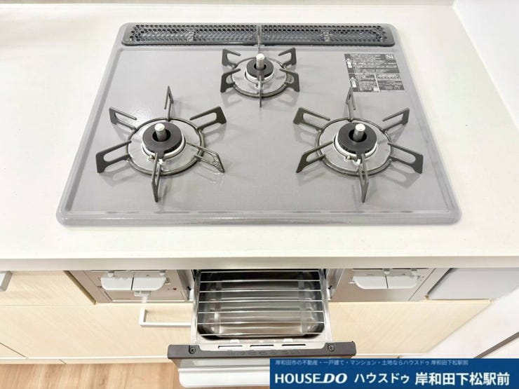効率よく調理ができる3口コンロを備えた、使い勝手の良いシステムキッチンです。複数の料理を同時に作ることができ、毎日の忙しいお料理時間もスムーズに。便利なグリルも付いており、レパートリーが広がります!