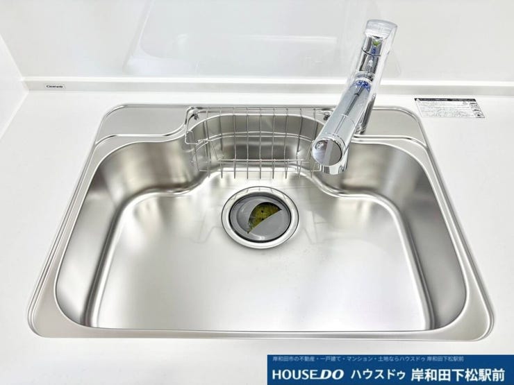 清潔感あふれる、使い勝手の良いシンクです。広々とした設計で大きなお皿や調理器具もスムーズに洗うことができ、毎日の家事をより快適にサポートしてくれる、機能性と美しさを兼ね備えたキッチン水回りです!