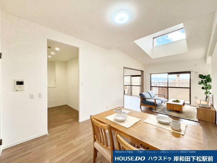 吹き抜けから心地よい光が差し込む、明るく開放感あふれるリビングの同型写真です。家具の配置がイメージしやすく、ご家族みんながゆったりとくつろぎながら、笑顔あふれる時間を過ごせる素敵な空間となっています!