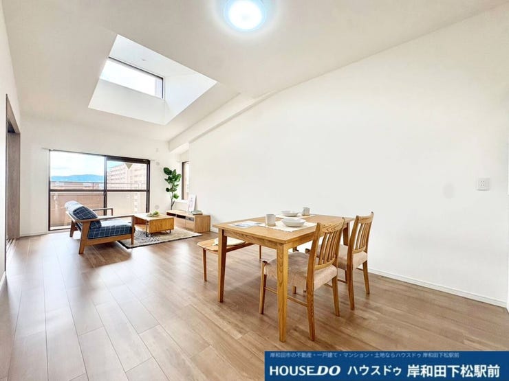 吹き抜けから心地よい光が差し込む、明るく開放感あふれるリビングの同型写真です。家具の配置がイメージしやすく、ご家族みんながゆったりとくつろぎながら、笑顔あふれる時間を過ごせる素敵な空間となっています!