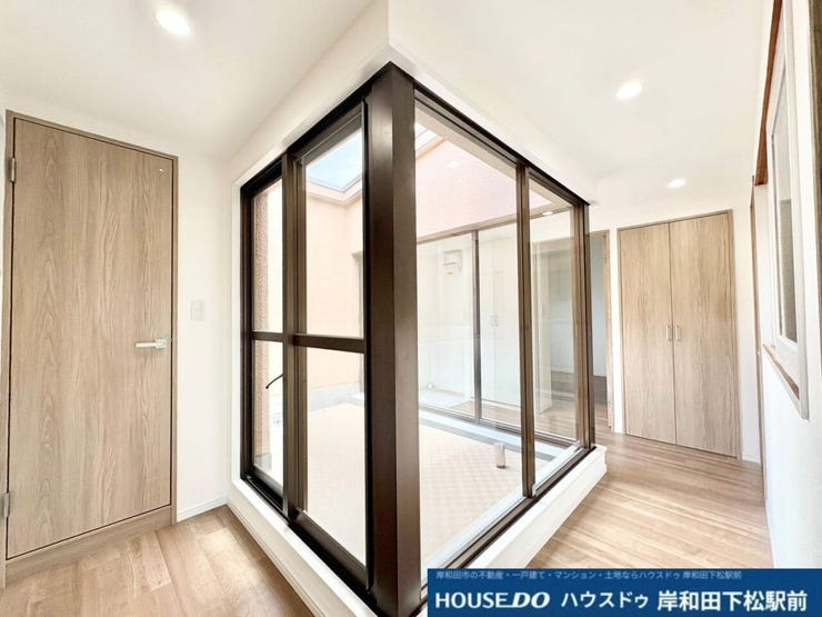 大きな窓から明るい光がたっぷりと差し込む、開放感あふれる室内空間です。すっきりと洗練されたデザインが広がり、多目的に心地よくお使いいただける、毎日の暮らしを快適に彩る素敵なスペースとなっています!