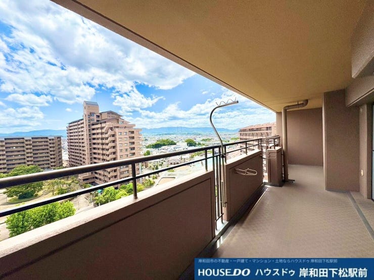 青空が広がり、心地よい風とたっぷりの陽光を感じられる開放感あふれるバルコニーです。視界を遮るものが少なく見晴らしが良好で、お洗濯物を快適に干せるほか、爽快な景色を眺められる空間です!